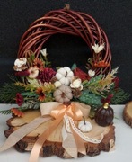 Śliczny  wianek   jesienny z dyniami