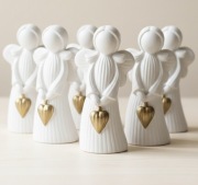 Aniołek dekoracyjny z gipsu z złotym sercem – rękodzieło, prezent