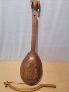 Gusle stary instrument  rzeźbiony