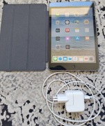 Tablet iPad mini 2 ME276FD/A z ładowarką i etui - 100% sprawny