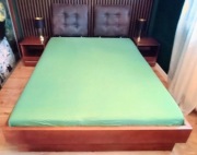 Sypialnia JESION/ORZECH – Komplet: Łóżko + Komoda + 2 Stoliki nocne