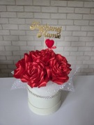 Flower Box „Kochanej Mamie” – ręcznie wykonany prezent z satynowych róż