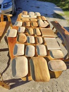 Deski, tace i talerze z drewna dębowego i akacjowego na sery i wędliny