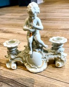 Świecznik z amorkiem, Schaubach Kunst Niemcy, porcelana szkliwiona