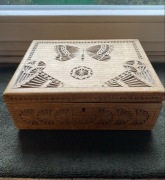 Przedwojenna kasetka drewniana rzeźbiona z motylem