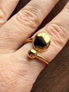 Regulowany pierścionek oplatający palec w złotym kolorze