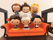 Przyjaciele - kanapa ekspozycja stand wystawka stojak