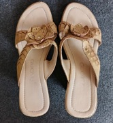 Klapki damskie beżowe. 