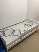 Drewniane białe łóżko dziecięce z materacem Hildin