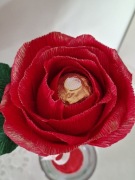 Kwiat z krepiny włoskiej. Róża z cukierkiem.