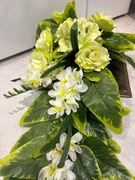 Kompozycja nagrobna  na złotej księdze