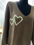 Stylowy sweter oversize z neonowym sercem 