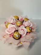 Box prezentowy różowy z róż mydlanych i czekoladek Ferrero 