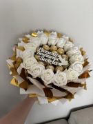 Bukiet z Róż Mydlanych i Ferrero Rocher | prezent na komunie urodziny