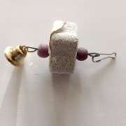 Kamień do ścierania dziobów i uzupełniający minerały z dzwonkiem pojedynczy