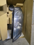 Reflektor przedni Audi – oryginał HELLA – 8P0 941 004 –prawy – stan dobry