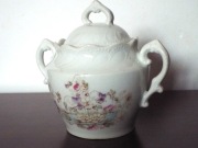 Cukiernica z białej porcelany