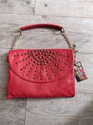 Malinowa nowa torebka kopertowa z ćwiekami