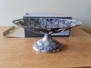 Patera-koszyk na nodze zdobiony kwiatem winogrona.(8)