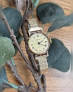 Piekny stary zegarek mechaniczny Zaria 