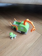 Pies Rocky z pojazdem z Psiego Patrolu