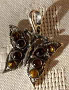 Zawieszka motyl.Srebro ,bursztyny.