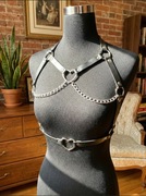 Harness BDSM z metalowymi łańcuszkami