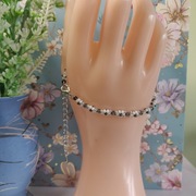 Bransoletka wykonana ręcznie z koralików w kształcie stokrotki, z zapięciem