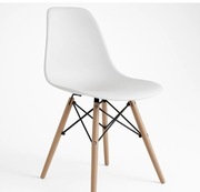 Krzesło skandynawskie białe z drewnianymi nogami 