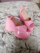 Botinello różowe lakierowane sandały na koturnie rozmiar.39