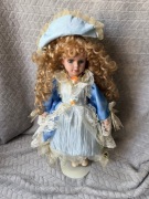 Lalka porcelanowa na stojaku 44 cm
