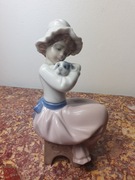 Hiszpańska figurka porcelana Nao Lladro "Dziewczyna ze szczeniakiem" 17 cm