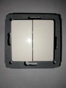 Łącznik podwójny schodowy  LEGRAND CARIVA biały - używany.