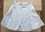 Spódnica biała w błękitny wzór rozkloszowana M