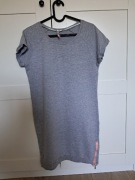 Dresowa sukienka z ozdobnymi kolorowymi niciami