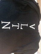 Ponczo czarne z białymi literami na plecach 