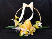 Stroik wielkanocny stojący na kole