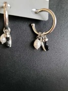 Srebrne okrągłe kolczyki z zawieszkami Parfois