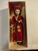 Lalka porcelanowa 18 cm. + gazetka