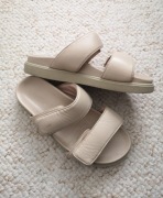 40 beżowe komfortowe klapki na wyższej podeszwie Pavement