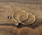 Złote kolczyki z surowymi diamentami