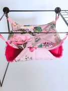 (S) Plaster miodu, hamak dla szynszyli, szczura. Kwiaty różowe