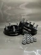Dystanse SWS Czarne 5x114.3 67,1 30 mm Hyundai Mazda Mitsubishi KIA 