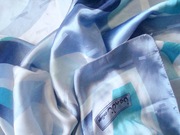 Piękna chustka sygnowana 