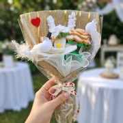 Ślubny Bukiet z Gołąbkami – Lilie, Róże, Szafirki – Pamiątka Ślubu Handmade