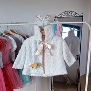 Płaszczyk futerko narzutka 74 80 białe miękkie przyjemne otulające marchewk