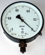 Próżniomierz mechaniczny, duży, o średnicy 16 cm, produkcja  polska, S31