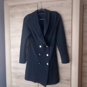 Sukienka elegancka czarna o kroju marynarki ze złotymi guzikami 