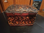 Pudełko z drewna i lakierowanej rafii