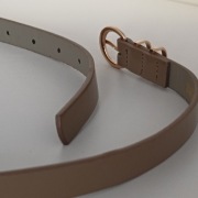 **lakierowany beżowy PASEK do sukienki 94 x 1,5 cm